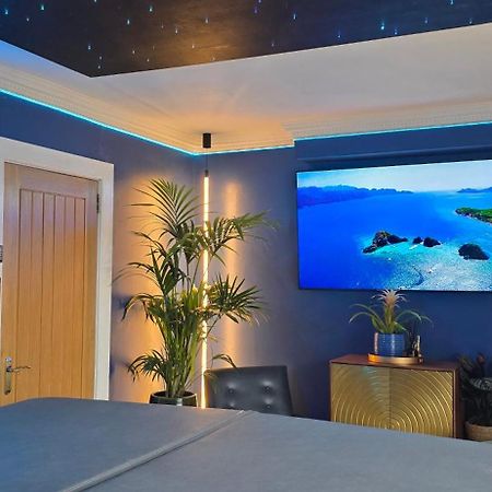 The New Blue Horse Suite At The Grumpy Schnauzer B&B Luxury Private Indoor Hot Tub Breakfast In Bed Airdrie Zewnętrze zdjęcie