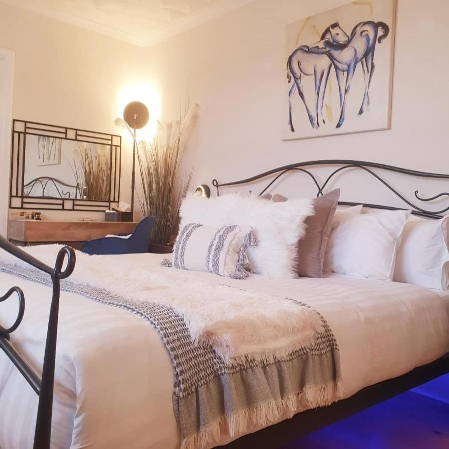 The New Blue Horse Suite At The Grumpy Schnauzer B&B Luxury Private Indoor Hot Tub Breakfast In Bed Airdrie Zewnętrze zdjęcie