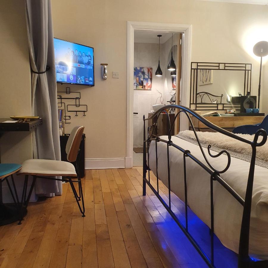 The New Blue Horse Suite At The Grumpy Schnauzer B&B Luxury Private Indoor Hot Tub Breakfast In Bed Airdrie Zewnętrze zdjęcie