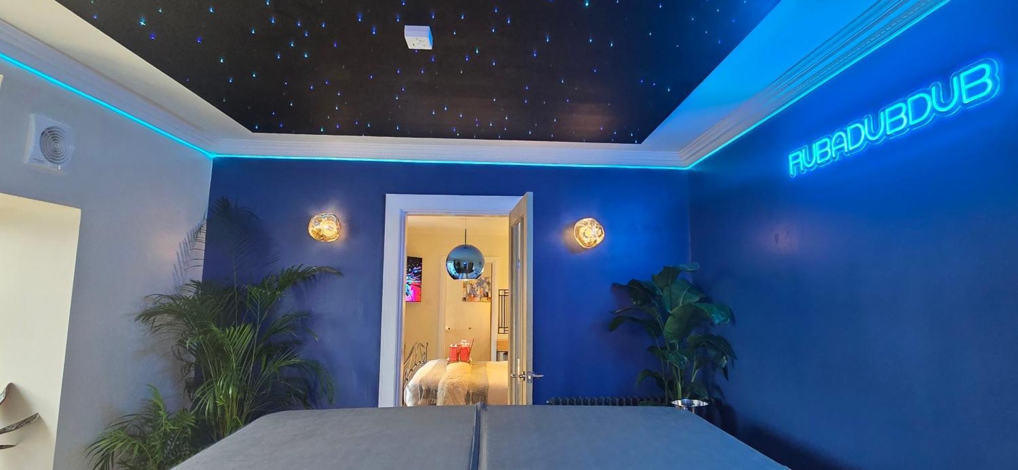 The New Blue Horse Suite At The Grumpy Schnauzer B&B Luxury Private Indoor Hot Tub Breakfast In Bed Airdrie Zewnętrze zdjęcie