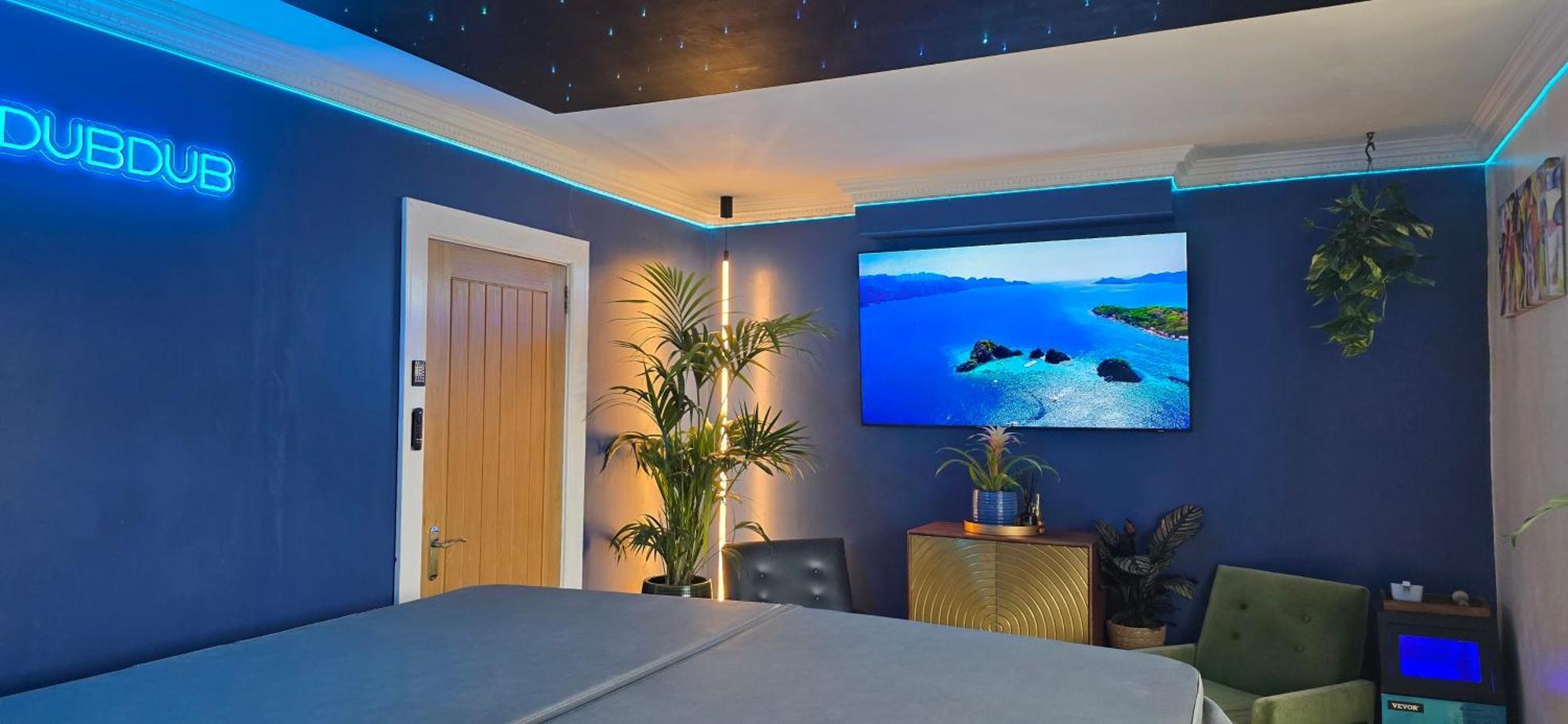 The New Blue Horse Suite At The Grumpy Schnauzer B&B Luxury Private Indoor Hot Tub Breakfast In Bed Airdrie Zewnętrze zdjęcie